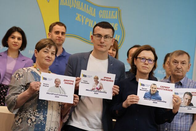 'Свобода уже скоро': НСЖУ провел в Киеве акцию в поддержку попавших в плен РФ журналистов