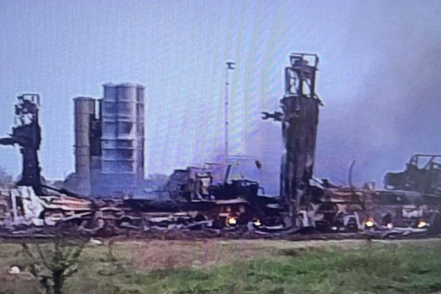 Пошкоджено військову техніку: з’явилися супутникові знімки наслідків ударів по аеродрому в Джанкої