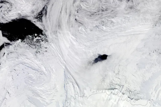 Діра розміром у Швейцарію: науковці розгадали таємницю Антарктиди 2016-2017 років