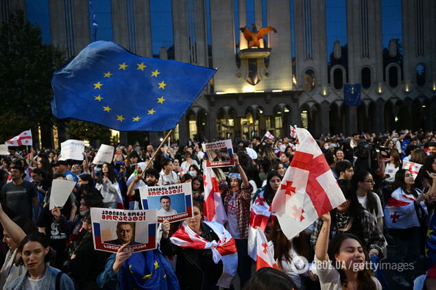 В Грузии продолжаются массовые протесты: демонстранты в Тбилиси объявили бессрочную акцию неповиновения. Фото и видео