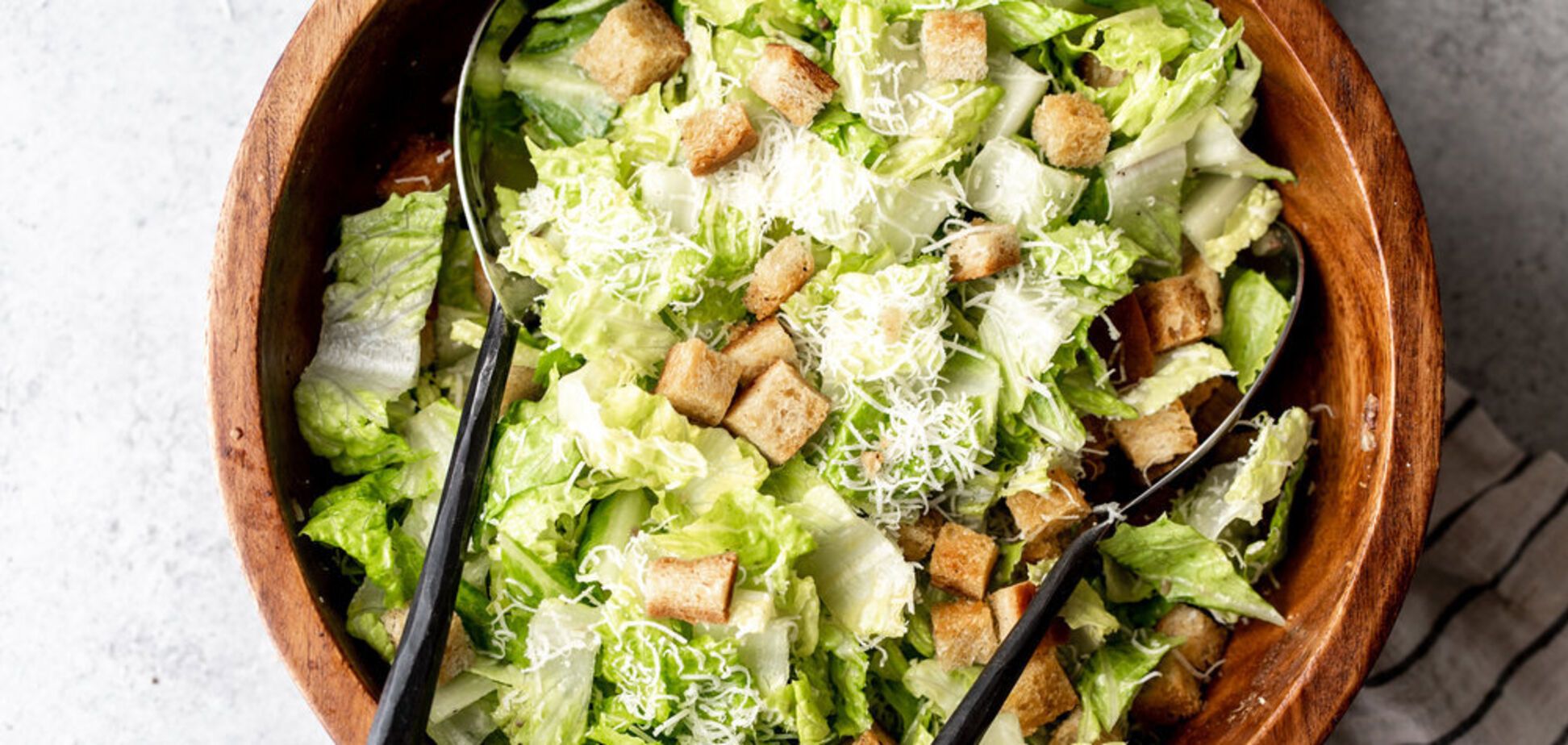 Эффектный салат 'Курица под кайфом' для праздничного стола: вкуснее известного 'Цезаря'