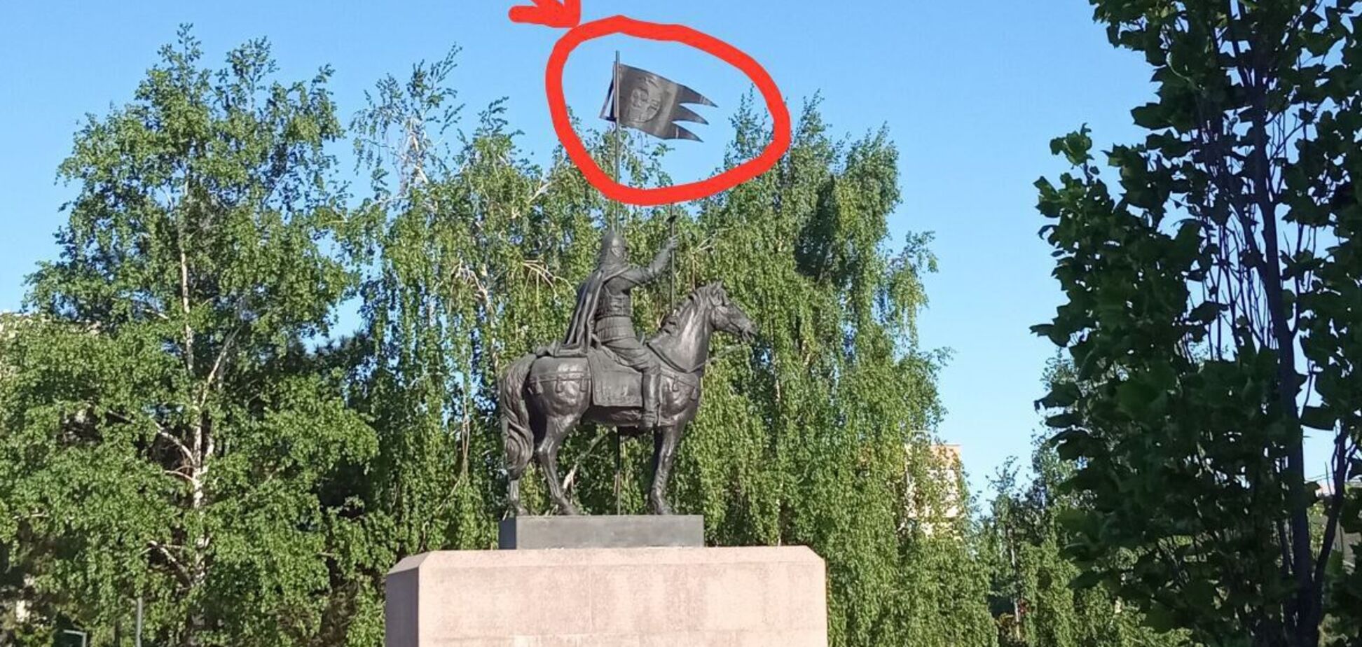 У Маріуполі від пам'ятника Невському відірвалась хоругва: кажуть, що то 'поганий знак' для окупантів. Фото