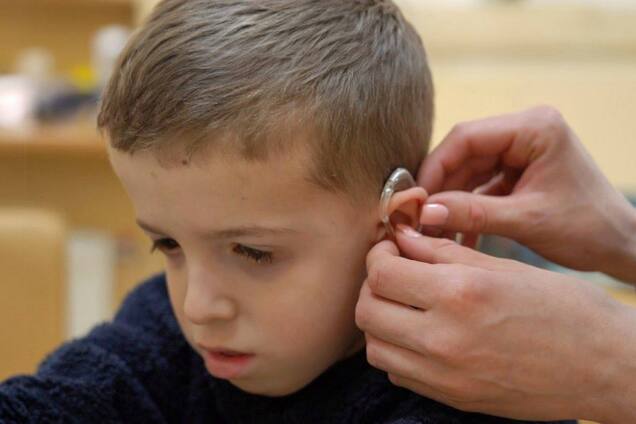 'Мы вернулись из-за границы ради здоровья сына': история семьи из Одессы, чей ребенок получил современные слуховые аппараты от Фонда Рината Ахметова