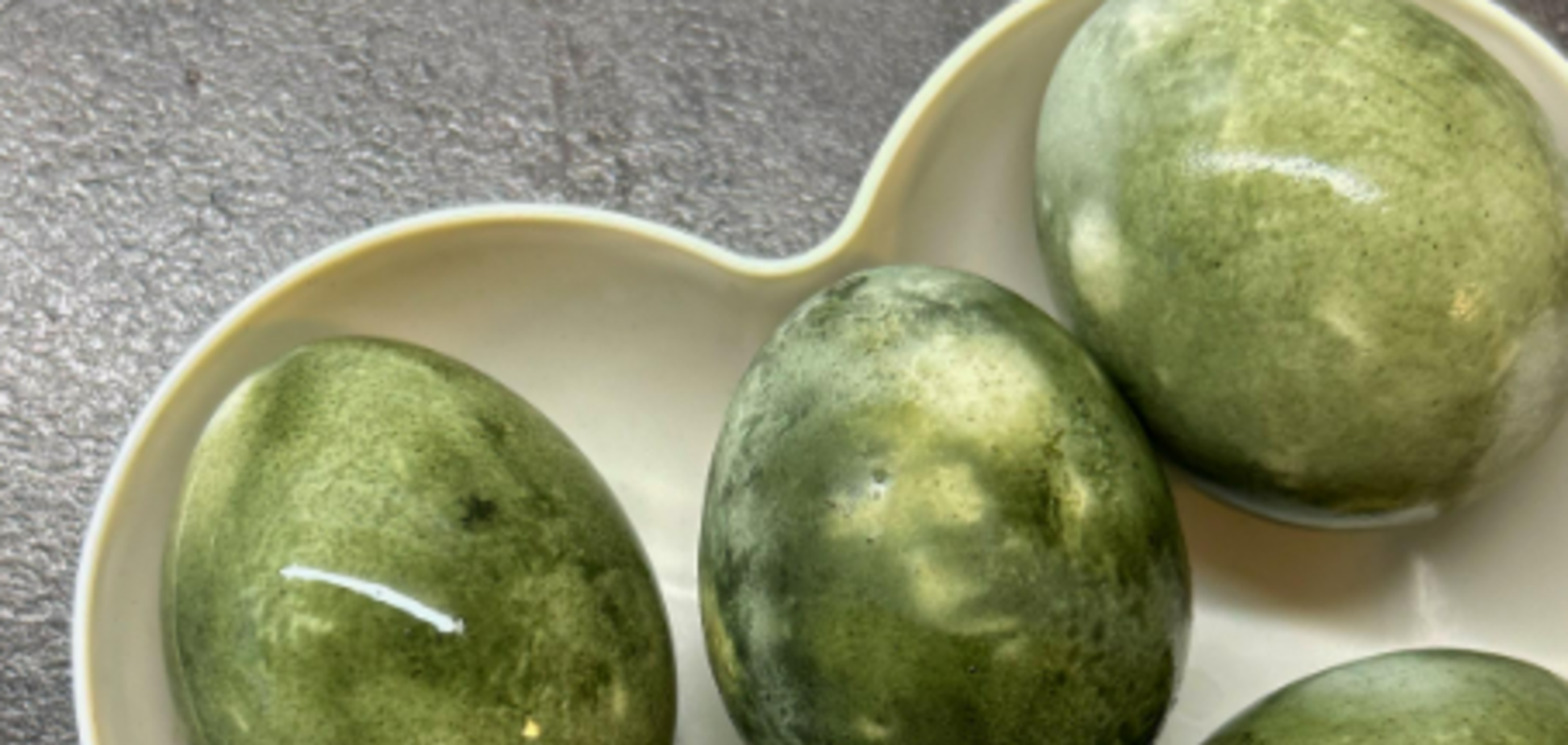 Как покрасить яйца на Пасху в красивый оливковый цвет: делимся простой идеей