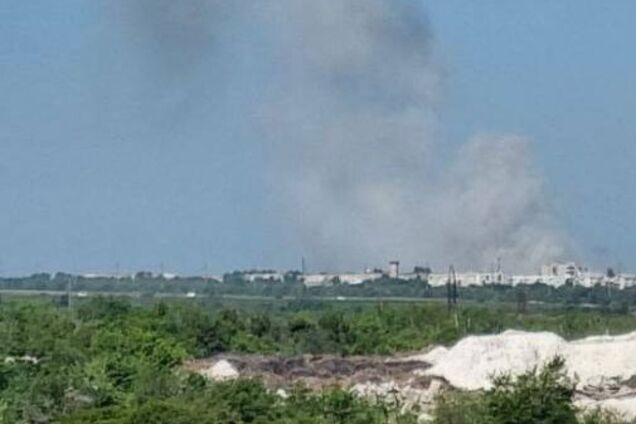 В окупованому Луганську прогриміли вибухи у районі базування загарбників, піднявся дим. Фото і відео