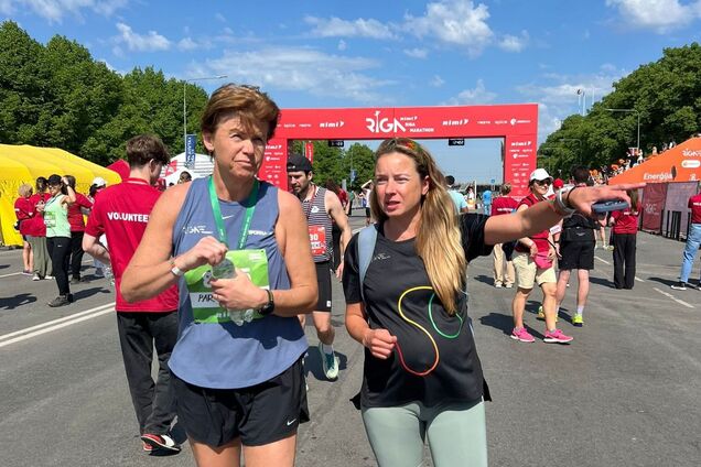 Глава МИД Латвии пробежала 21 км в Рижском марафоне, чтобы собрать деньги для ВСУ. Фото