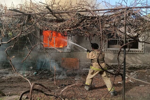Оккупанты на Запорожье сбросили боеприпас с дрона на спасателей, которые тушили пожар после обстрела: есть пострадавший