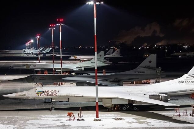 Готуються до удару? Окупанти зібрали на базі 'Оленья' третину боєздатних бомбардувальників. Фото