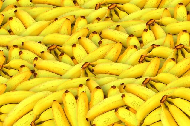 Кому не можна їсти банани та чому: лікар назвав причини