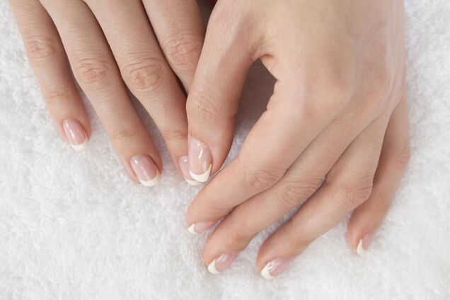 Какой маникюр делают француженки в 2024 году: шесть идей для женщин, следящих за трендами. Фото