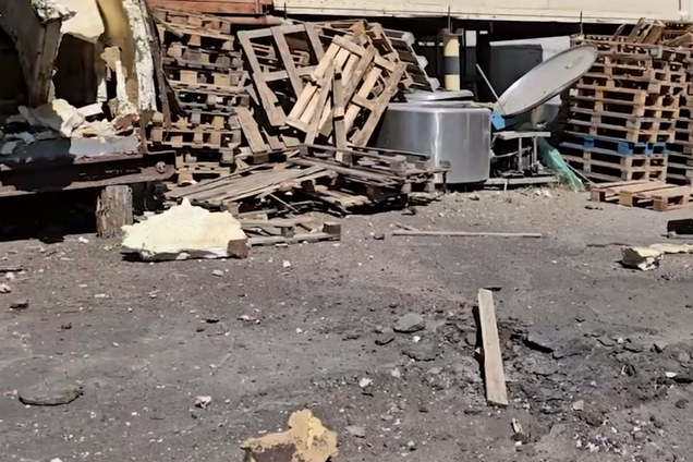 Окупанти завдали удару по підприємству в Херсоні: є загиблий і поранений. Відео