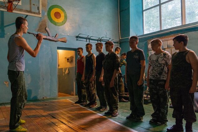 'Чоловіку треба загинути на війні, а жінці – народити нових солдатів': окупанти на Луганщині 'промивають мізки' школярам