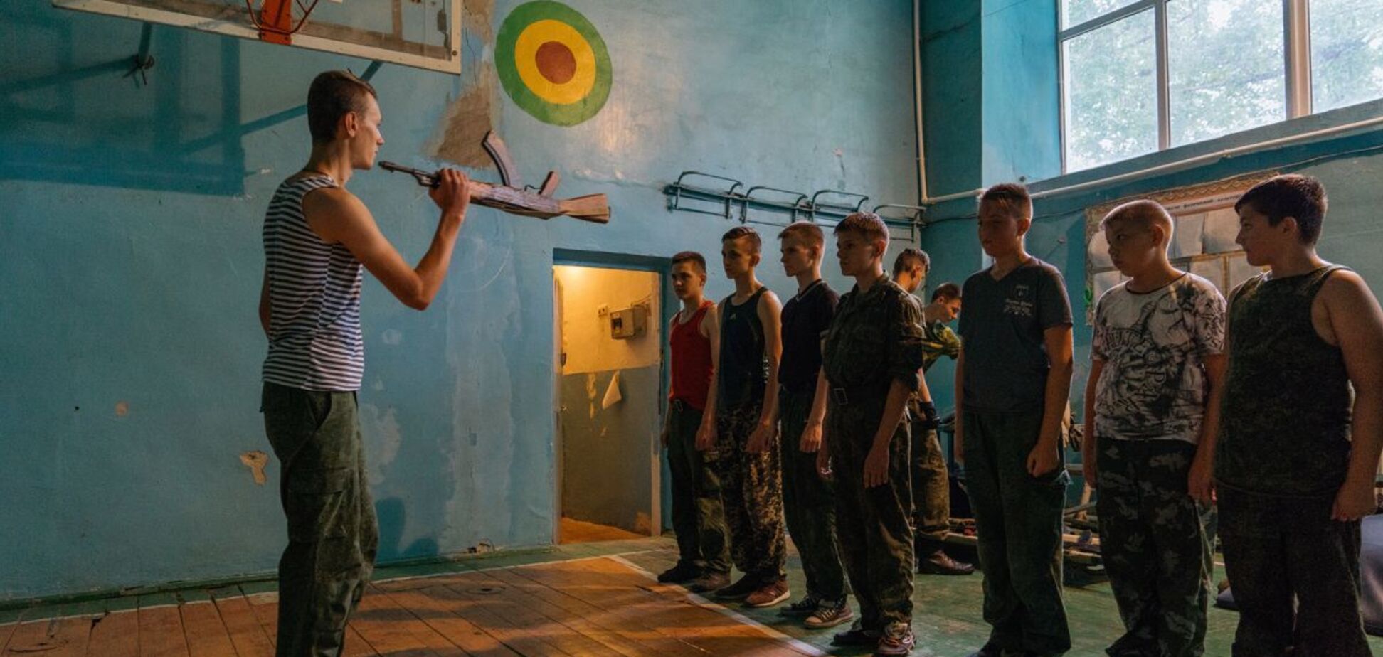 'Мужчине нужно погибнуть на войне, а женщине – родить новых солдат': оккупанты на Луганщине 'промывают мозги' школьникам