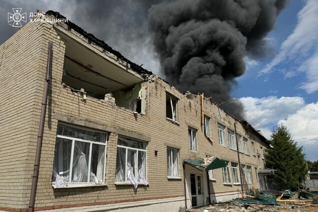 Росіяни вдарили по Золочеву на Харківщині: постраждали дитячий садок, ринок і будинки. Фото