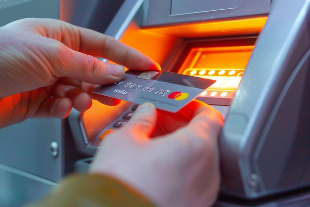 Під час вимкнення світла можна зняти готівку з картки