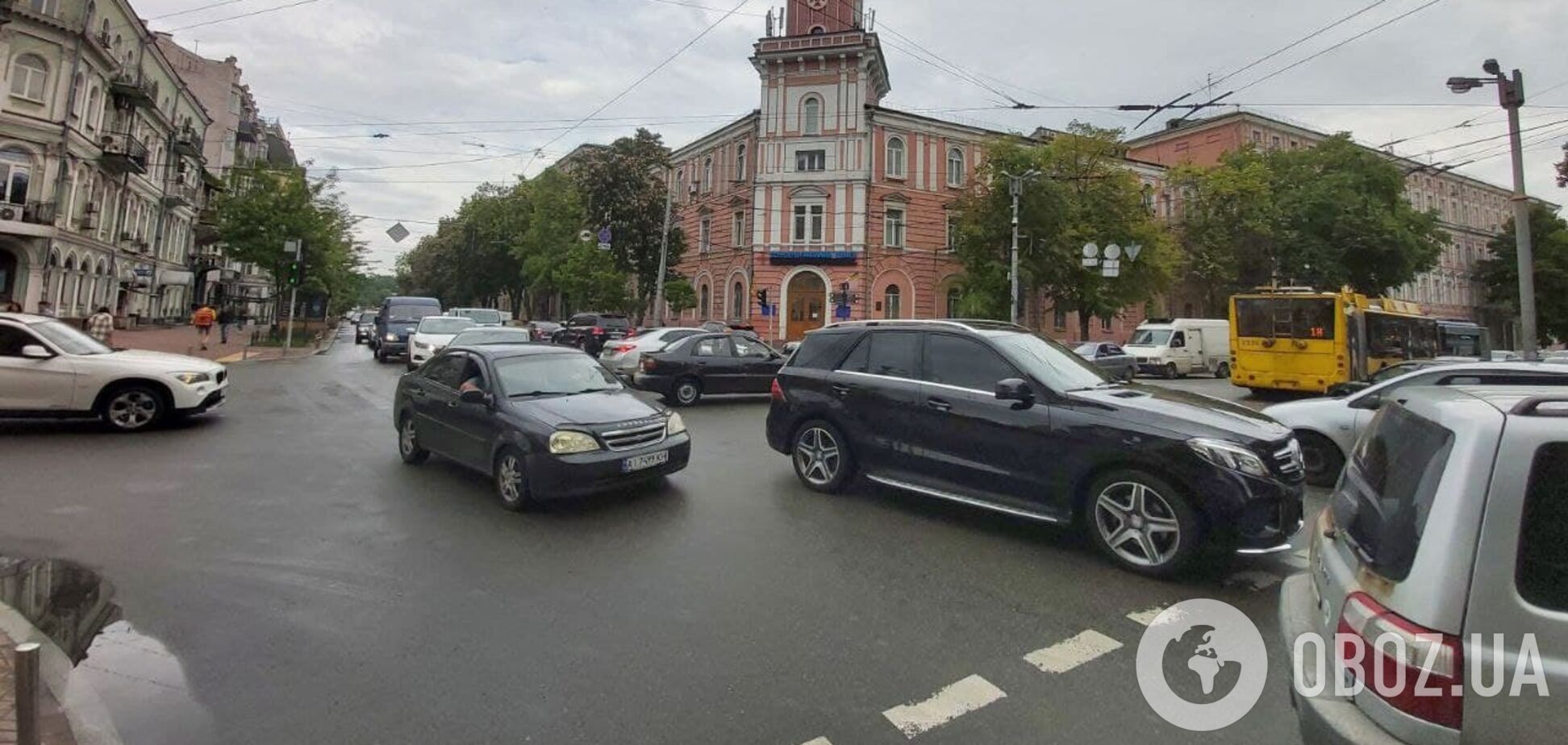 На дорогах Києва вранці утворились численні затори