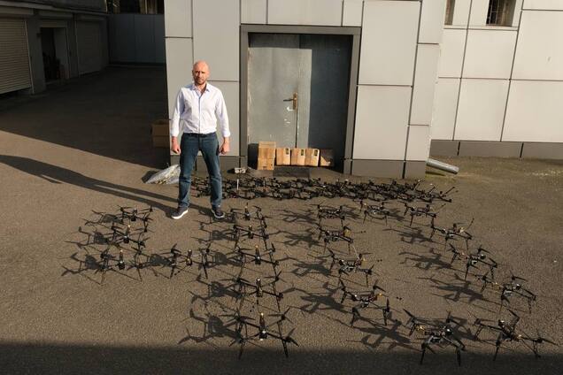 Летять далеко, несуть багато: Роман Бочкала показав 40 FPV-дронів, які везе танкістам на Харківський напрямок. Відео 