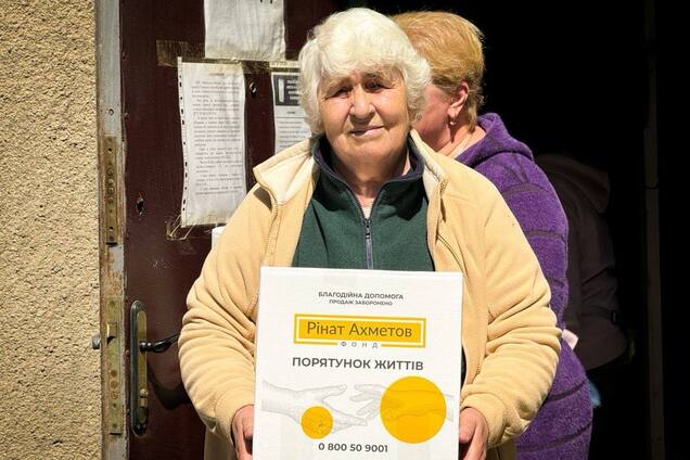 У хабі для луганчан у Черкасах триває видача допомоги від Фонду Ріната Ахметова