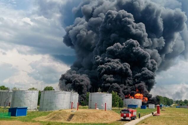 У Бєлгородській області РФ спалахнула потужна пожежа після атаки дронів: валить чорним дим. Відео