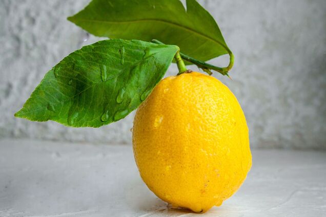 Как выжать сок из лимона и сохранить фрукт свежим: полезный совет