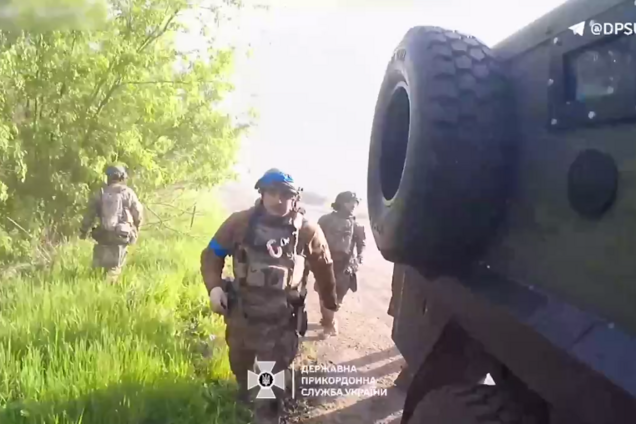 Рахунок йшов на хвилини: у ДПСУ показали кадри евакуації важкопораненого прикордонника на Вовчанському напрямку. Відео