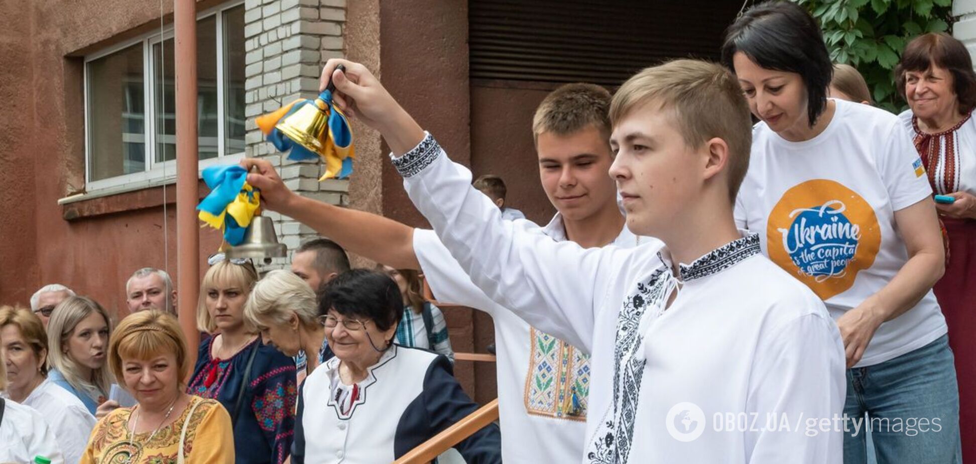 Що одягнути на останній дзвоник 2024: стильні образи для школярів, які легко повторити