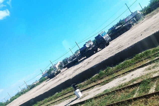 Агенти 'Атеш' зафіксували розвантаження ешелону техніки в окупованій Євпаторії. Фото