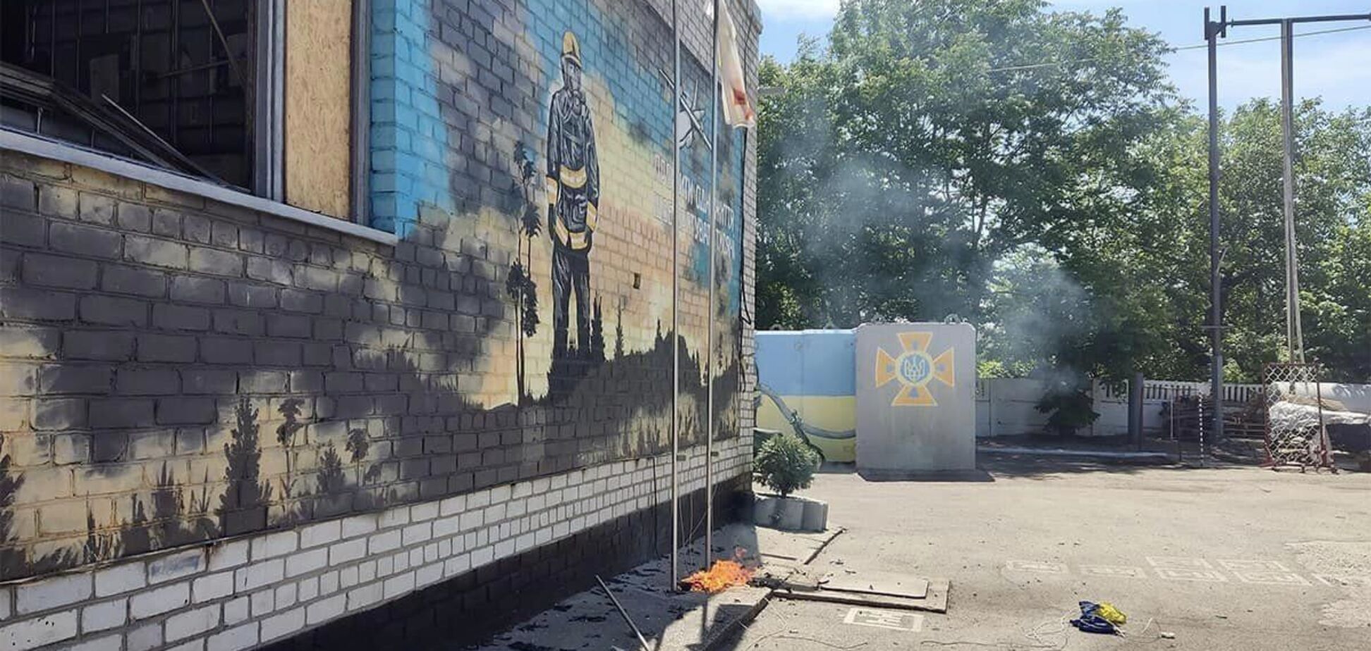 Окупанти дроном збили український прапор