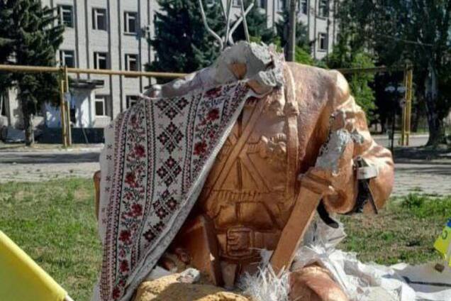 Войска РФ разрушили памятник Нестору Махну, являвшийся символом Гуляйполя. Фото