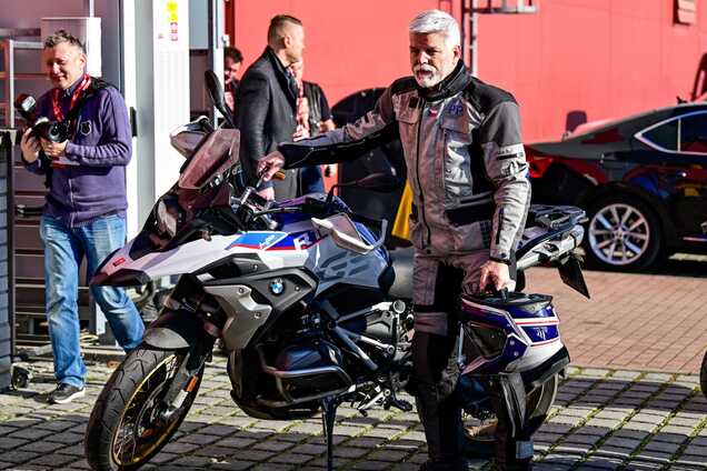 Президент Чехії потрапив до лікарні після аварії на мотоциклі: що відомо