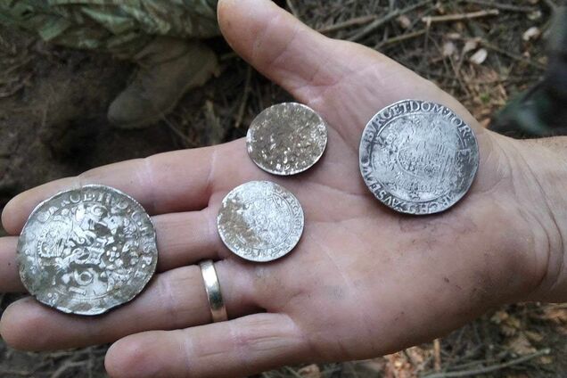 Легенда 300-річної давності підтвердилася! У горах Польщі знайшли схованку монет відомого шахрая
