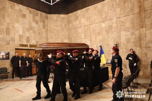 У Харкові провели в останню путь майора поліції, який загинув під час евакуації людей з Вовчанська. Фото і відео