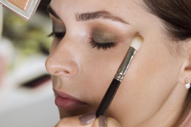 Наносить тени станет очень легко: как научиться выделять глаза с помощью макияжа
