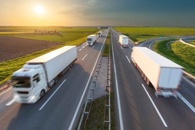 Запрет на перемещение транспорта может привести к остановке экономики – экономист