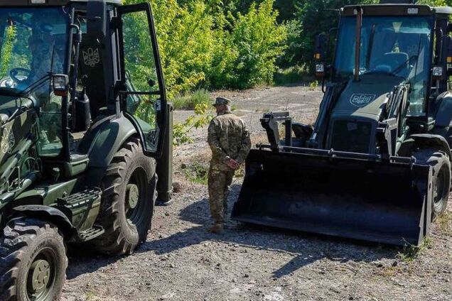 Порошенко на Востоке передал военным строителям и артиллеристам экскаваторы для фортификационных работ