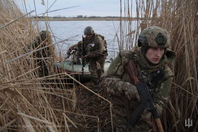 Морские пехотинцы установили флаг Украины в Казачьих Лагерях: видео