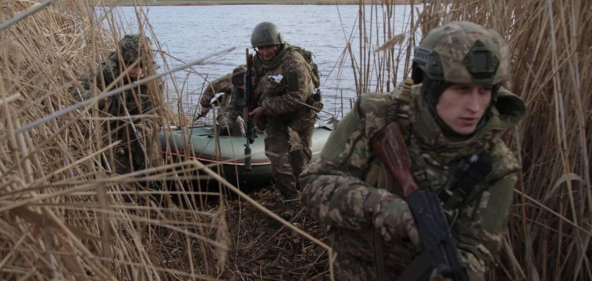 Морские пехотинцы установили флаг Украины в Казачьих Лагерях: видео