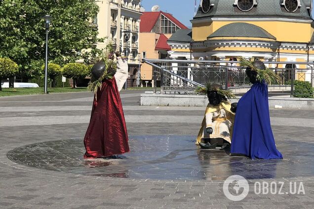 Скульптурки переодягли в одяг київських князів