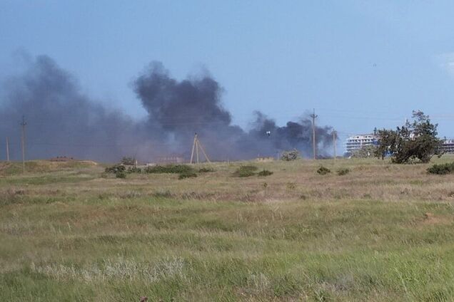 В Саках возле военного аэродрома раздавались взрывы,  дым валил столбом: фото и видео с места