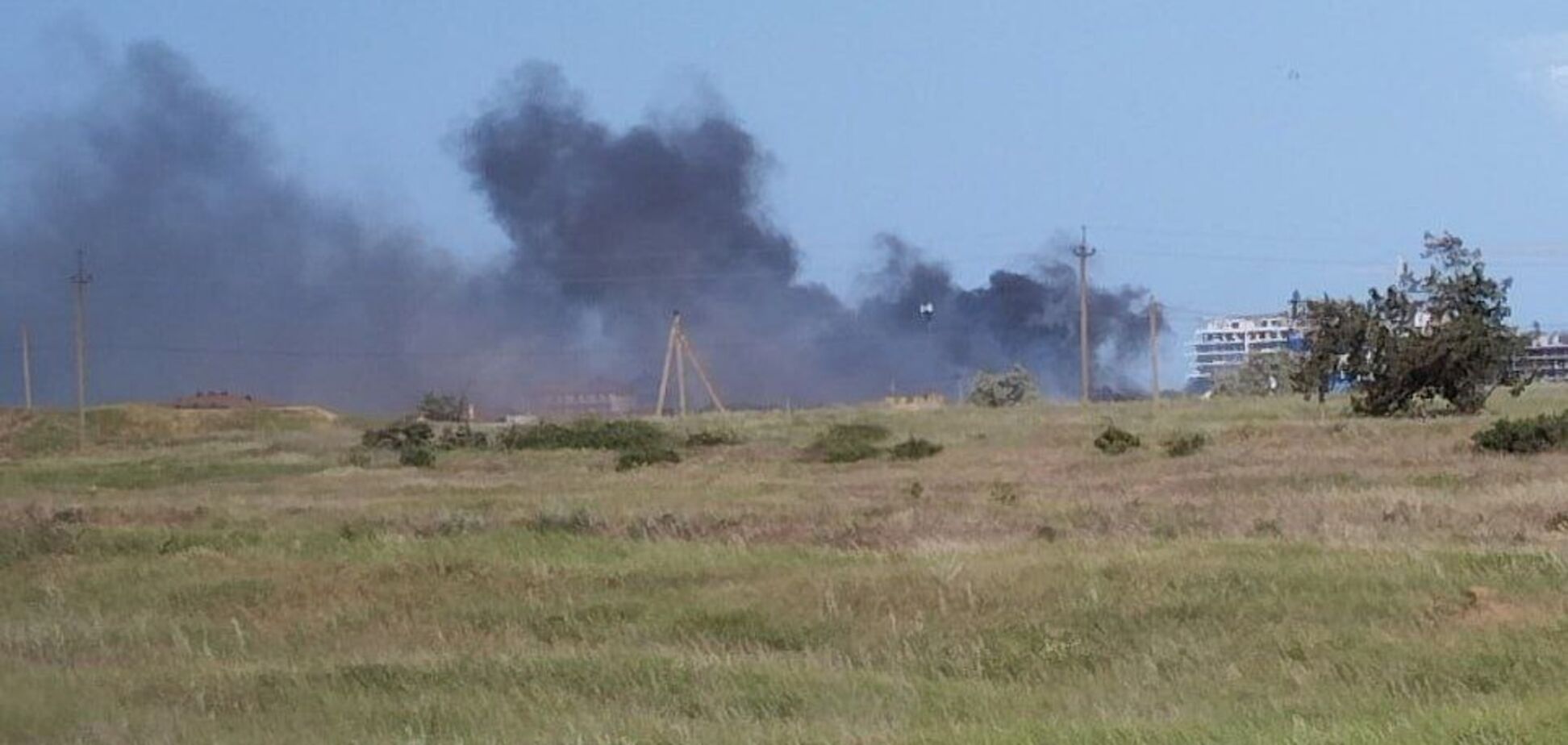 У Саках біля військового аеродрому лунали вибухи, дим валив стовпом: фото та відео з місця