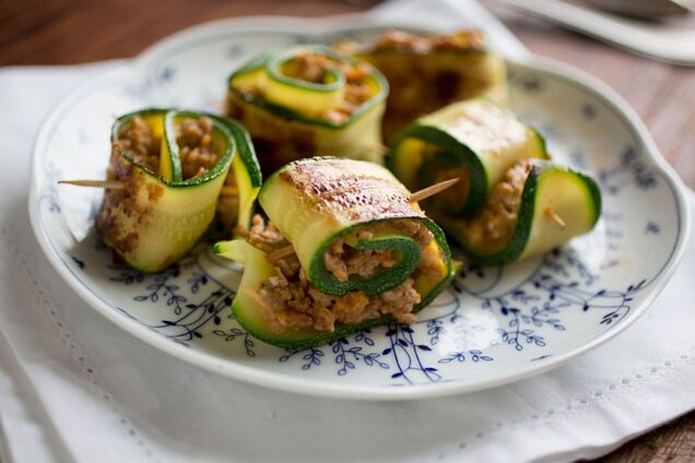 Элементарные кабачковые рулетики наскоро: заверните внутрь вкусную начинку