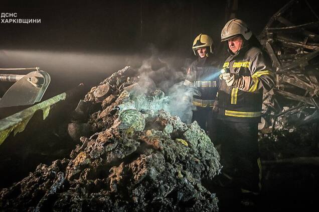 Появилось видео первых минут после попадания в 'Эпицентр' в Харькове: патрульные спасали раненых