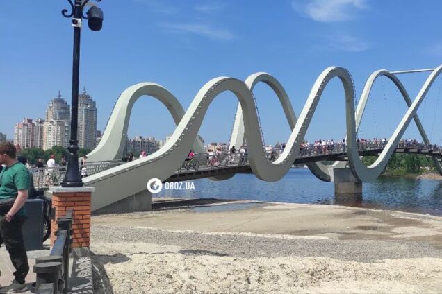 В День Киева горожане заполонили новый мост-волну на Оболони. Фоторепортаж