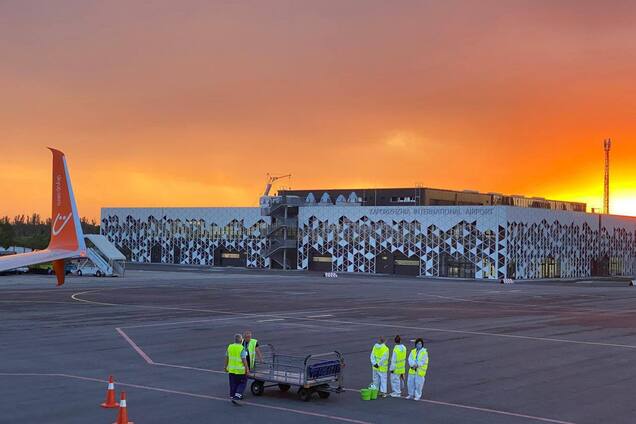 Россияне ракетой Х-59 разбомбили аэропорт в Запорожье: терминал полностью разрушен. Фото