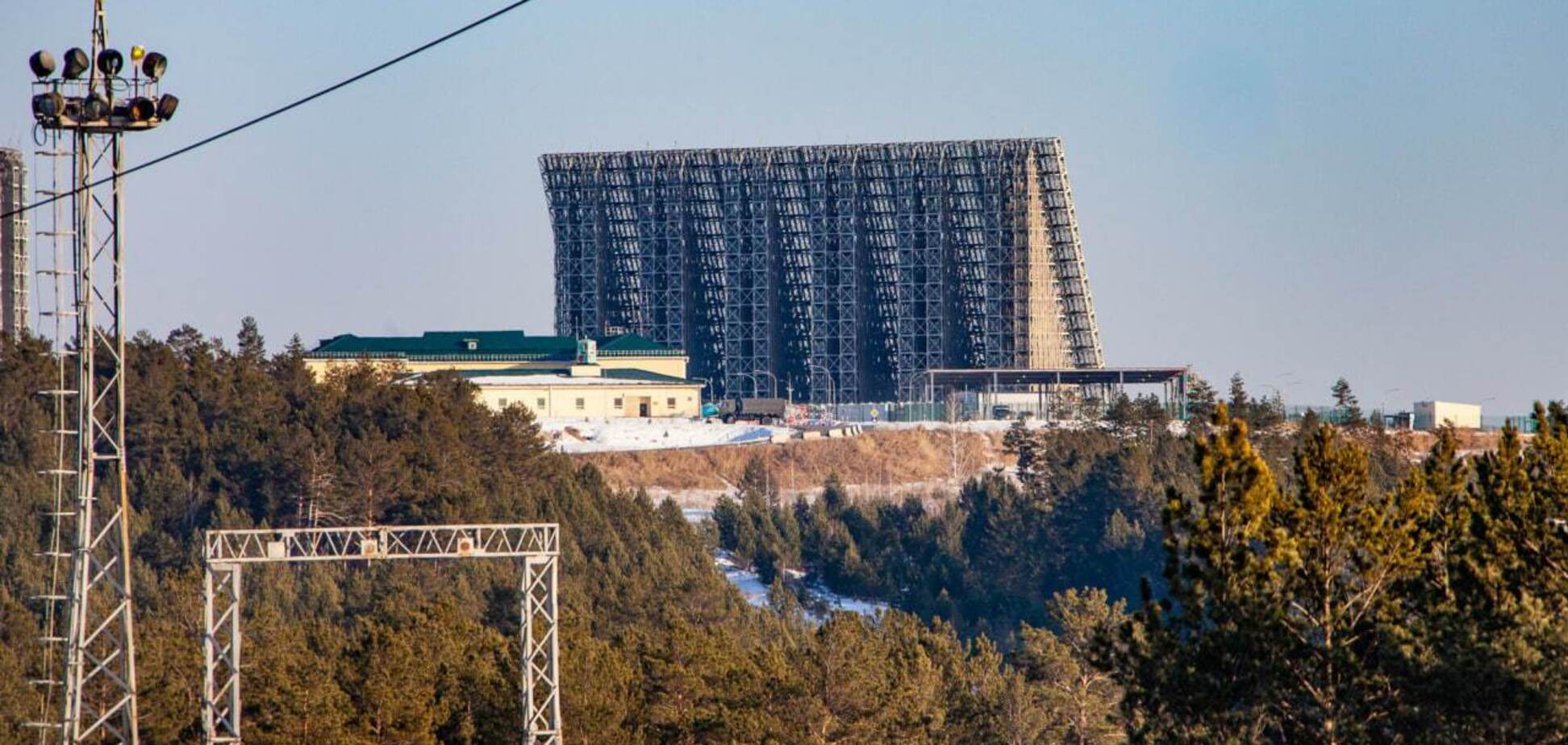 Видны следы пожара: появились спутниковые снимки последствий удара ГУР по РЛС в РФ в 1800 км от границы