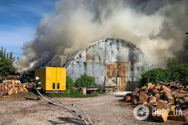 Спасатели потушили пожар в столярном цехе