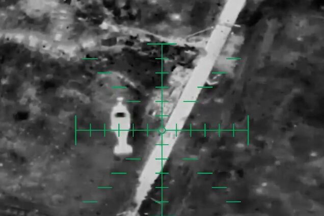Поражения огнем: пограничники показали, как забрасывают сбросами с дронов позиции оккупантов на востоке. Видео