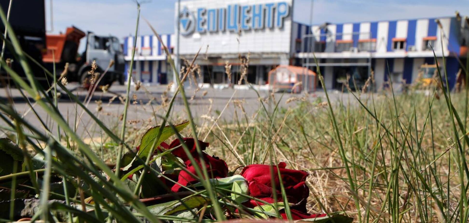 У Харкові в 'Епіцентрі' знайшли ще одне тіло жертви авіаудару РФ: роботи на місці тривають