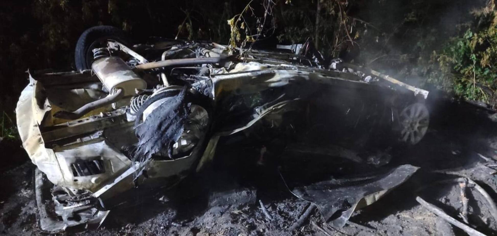 На Черкасщине водитель вылетел в кювет и погиб в горящем авто: полиция раскрыла детали аварии. Фото