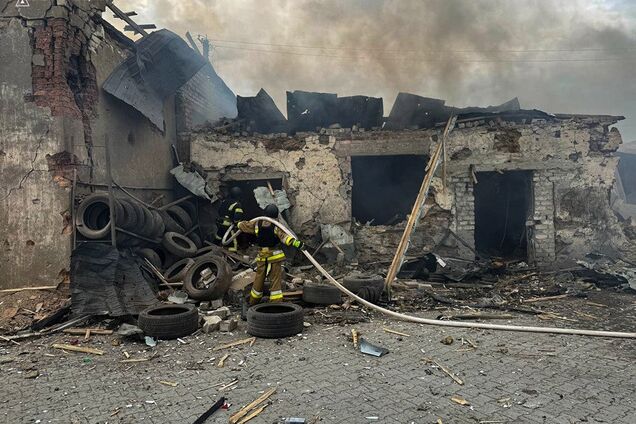 Окупанти завдали удару по мийці у Снігурівці на Миколаївщині: є загиблі і поранені. Фото руйнувань